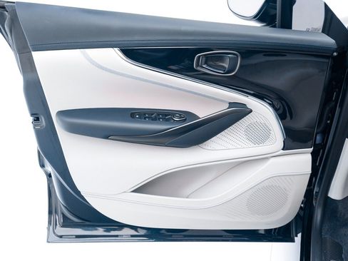 Used 2025 Aston Martin DBX 707 image 22