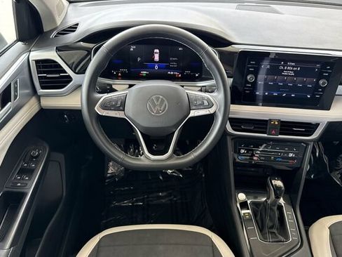 Used 2025 Volkswagen Taos SE FWD image 14