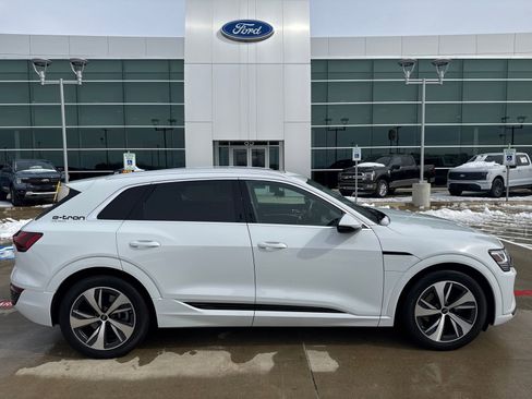 Used 2024 Audi Q8 e-tron Premium image 6