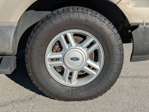 Used 2005 Ford Expedition XLT image 11