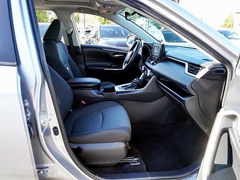 Used 2022 Toyota RAV4 XLE w/ Convenience Package FWD image 11