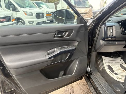 Used 2025 Nissan Pathfinder SV w/ Cargo Package image 9