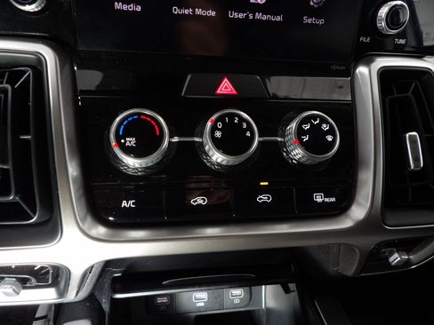Used 2023 Kia Sorento LX FWD image 21