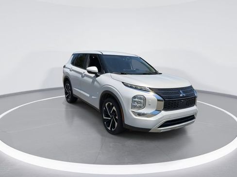 Used 2024 Mitsubishi Outlander AWD image 2