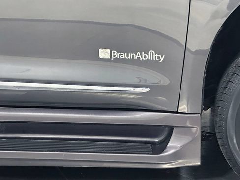 Used 2017 Chrysler Pacifica Limited FWD image 6