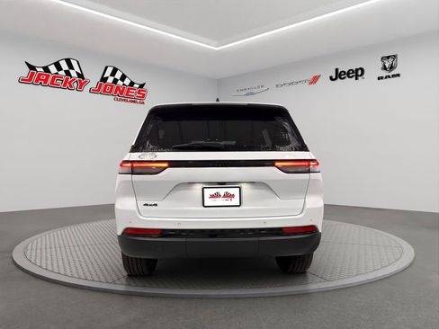 New 2025 Jeep Grand Cherokee Altitude image 7