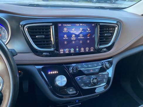 Used 2018 Chrysler Pacifica Limited w/ Tire & Wheel Group FWD image 19