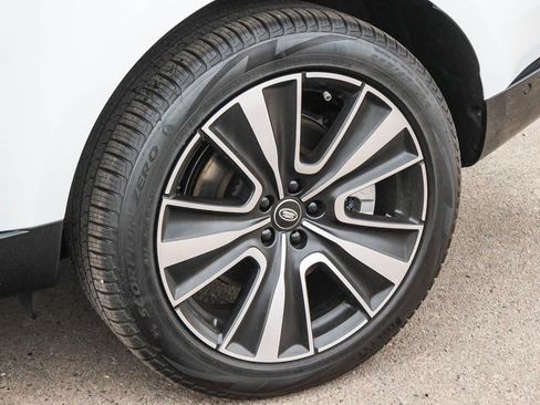 New 2025 Land Rover Range Rover SE image 9