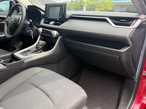 Used 2020 Toyota RAV4 LE FWD image 15