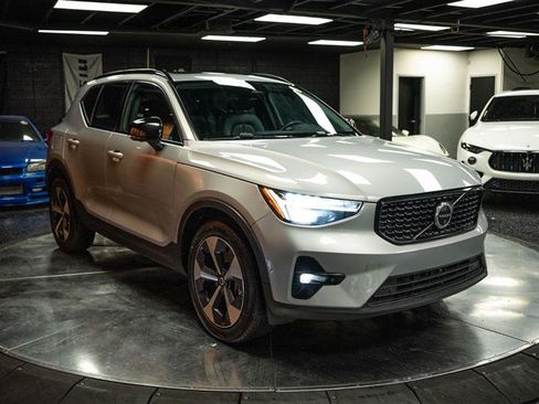 Used 2023 Volvo XC40 B4 Ultimate image 5