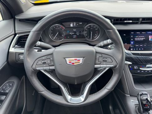 Used 2025 Cadillac XT6 Premium Luxury image 15