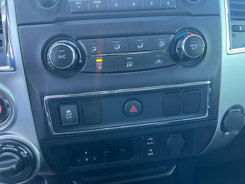 Used 2017 Nissan Titan SV image 28