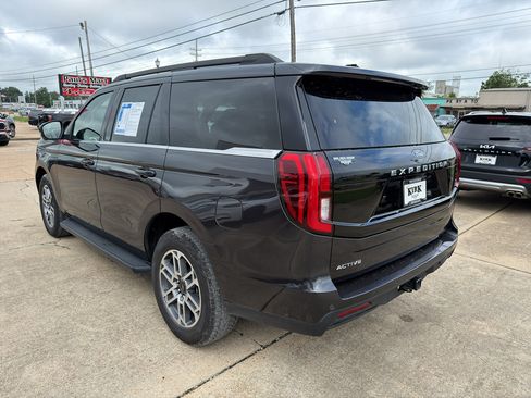 Used 2025 Ford Expedition Active AWD/4WD image 3