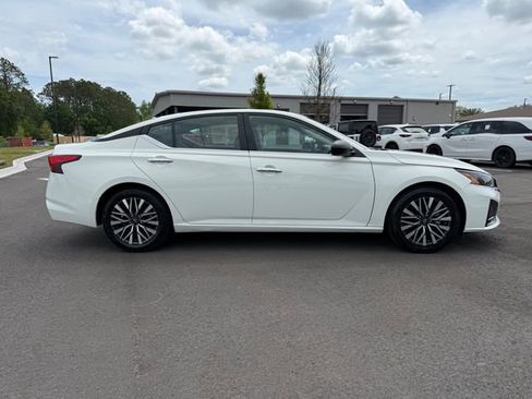 Used 2025 Nissan Altima 2.5 SV FWD image 7