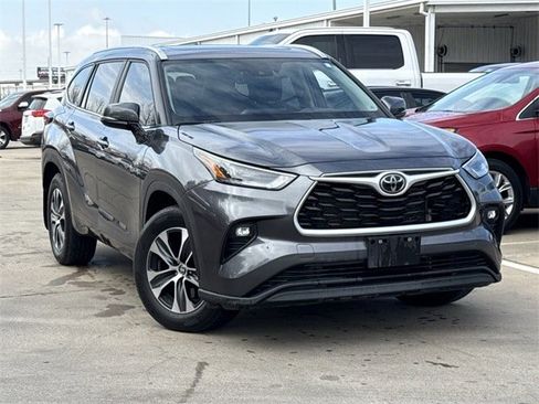Used 2024 Toyota Highlander XLE image 2