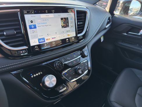 New 2026 Chrysler Pacifica Select w/ S Appearance Package FWD image 21