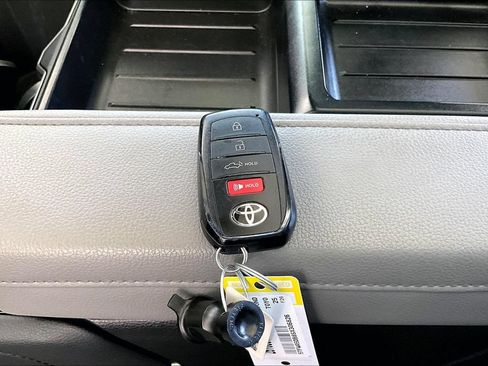Used 2025 Toyota Tundra Limited AWD/4WD image 36