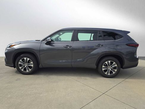 Certified 2025 Toyota Highlander XLE FWD image 6