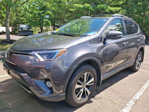 Used 2018 Toyota RAV4 XLE AWD/4WD image 2