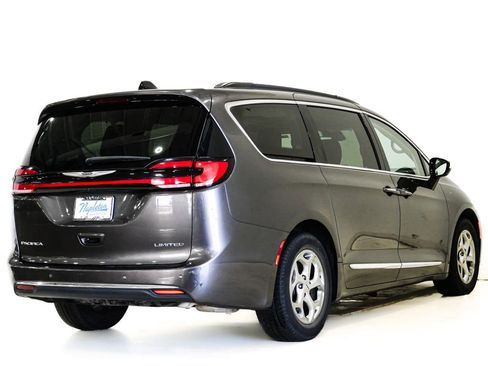 Used 2023 Chrysler Pacifica Limited FWD image 7