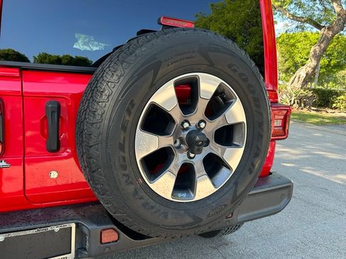 Used 2018 Jeep Wrangler Unlimited Sahara AWD/4WD image 43