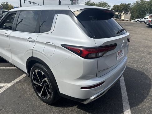 Used 2023 Mitsubishi Outlander SE AWD/4WD image 7