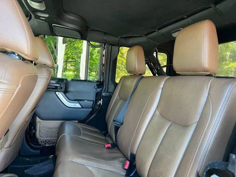 Used 2017 Jeep Wrangler Unlimited Sahara w/ Connectivity Group AWD/4WD image 15