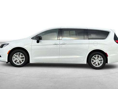 Used 2025 Chrysler Voyager LX image 3
