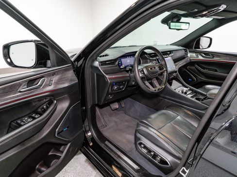 Used 2023 Jeep Grand Cherokee Overland w/ Advanced Protech Group III image 12