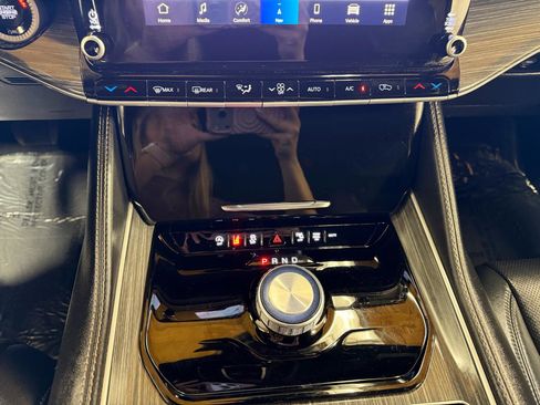 Used 2024 Jeep Wagoneer L Series II w/ Flexible Seating Group RWD image 20