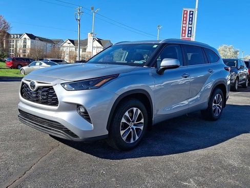 Used 2023 Toyota Highlander XLE image 3