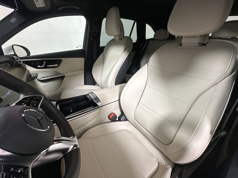 Used 2025 Mercedes-Benz GLC 300 4MATIC image 9