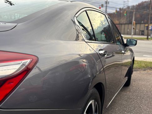 Used 2011 Subaru Outback 2.5i Limited image 41