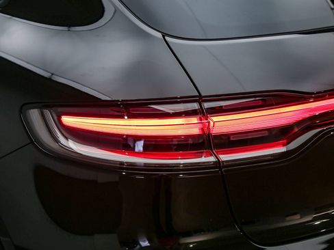 Certified 2025 Porsche Macan AWD/4WD image 15