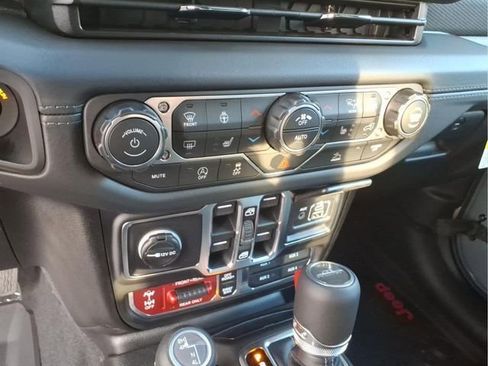 New 2026 Jeep Gladiator Rubicon w/ Technology Group AWD/4WD image 23