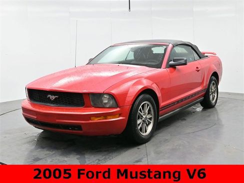 Used 2005 Ford Mustang Convertible image 3