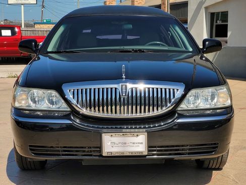 Used 2003 Lincoln Town Car Executive image 2