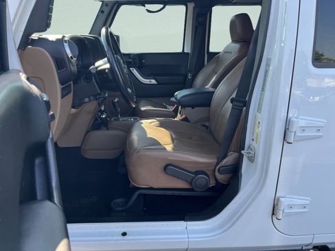 Used 2017 Jeep Wrangler Unlimited Rubicon w/ Cold Weather Group image 10