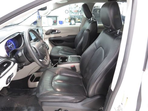 Used 2022 Chrysler Pacifica Touring-L FWD image 15