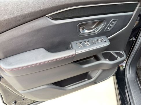 Used 2025 Honda Pilot Black Edition image 13