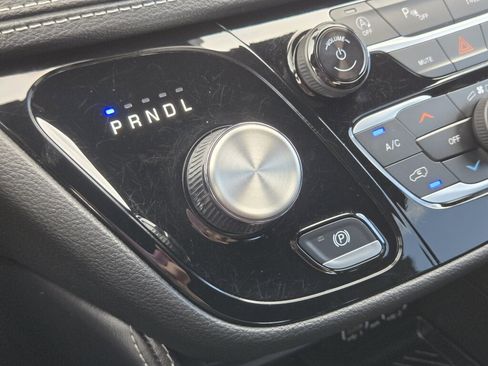Used 2025 Chrysler Pacifica Limited FWD image 24