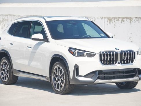 Used 2025 BMW X1 xDrive28i w/ Technology Package image 3