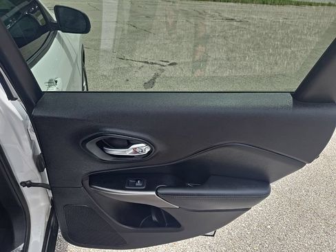 Used 2020 Jeep Cherokee Latitude FWD image 19