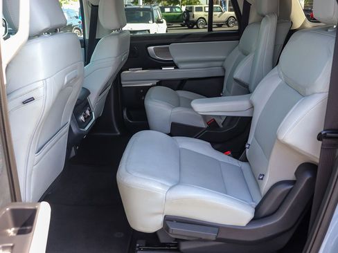 Certified 2025 Ford Expedition Max Platinum w/ Driver's Package AWD/4WD image 17