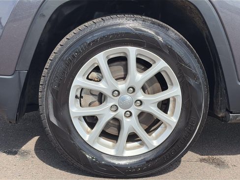 Used 2017 Jeep Cherokee Latitude AWD/4WD image 11