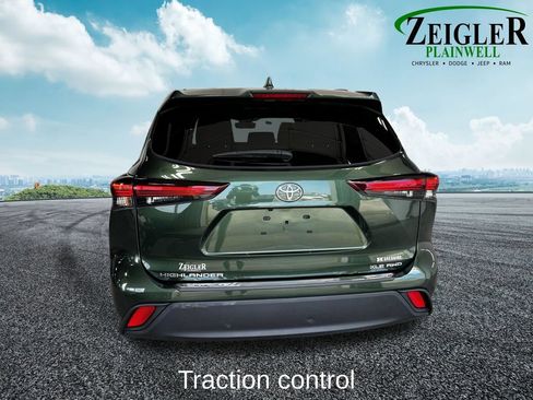 Used 2024 Toyota Highlander XLE AWD/4WD image 4