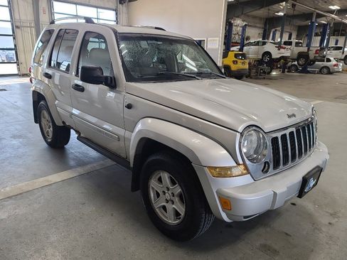 Used 2005 Jeep Liberty Limited image 3