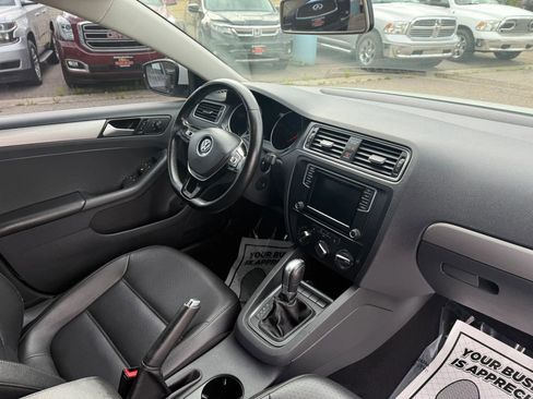 Used 2017 Volkswagen Jetta SE FWD image 17