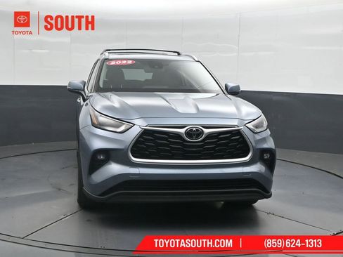 Used 2022 Toyota Highlander XLE AWD/4WD image 5