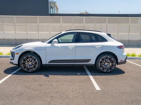Certified 2026 Porsche Macan AWD/4WD image 2